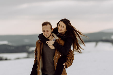 Paarshooting im Winter bei Sonnenuntergang