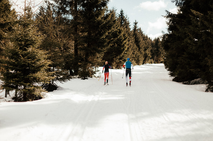 020 fotograf-paarshooting-schnee-ski-langlauf-thueringen