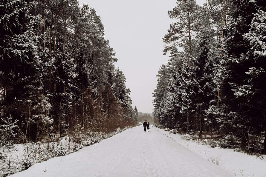 002 lovestory-im-winter paarshooting-im-schnee