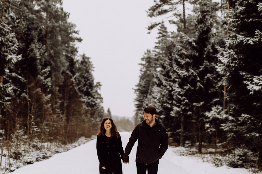 003 lovestory-im-winter paarshooting-im-schnee