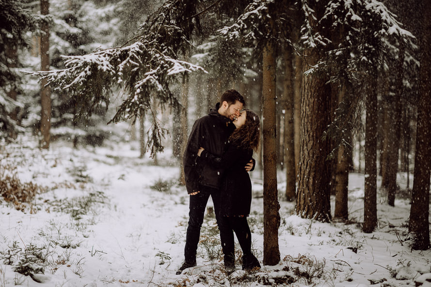 006 lovestory-im-winter paarshooting-im-schnee