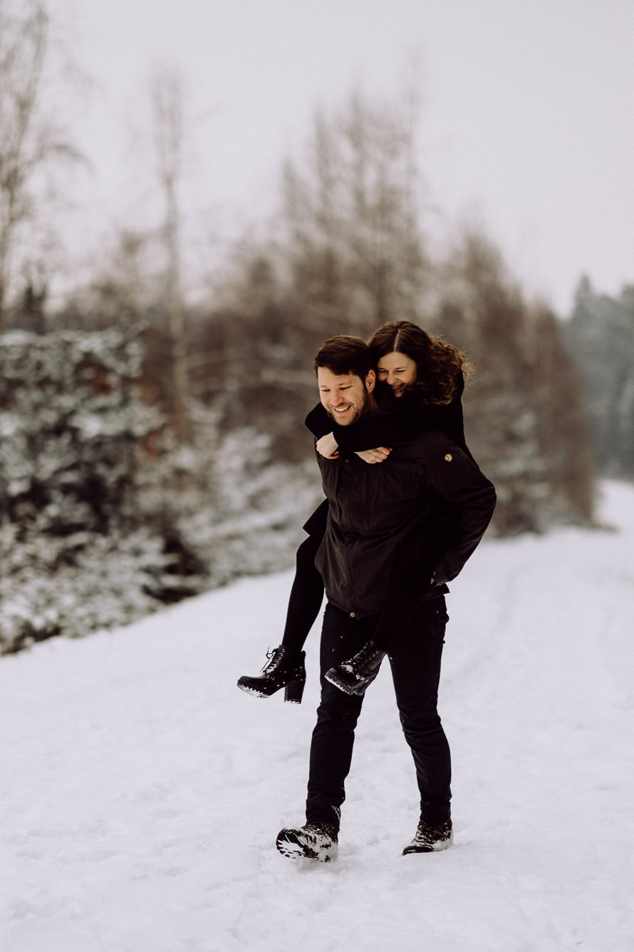 007 lovestory-im-winter paarshooting-im-schnee