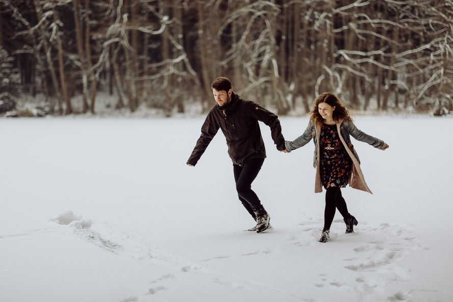 008 lovestory-im-winter paarshooting-im-schnee