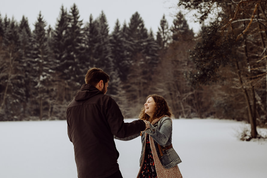 010 lovestory-im-winter paarshooting-im-schnee