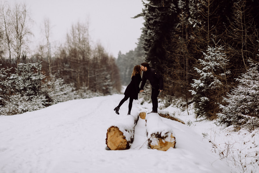 015 lovestory-im-winter paarshooting-im-schnee