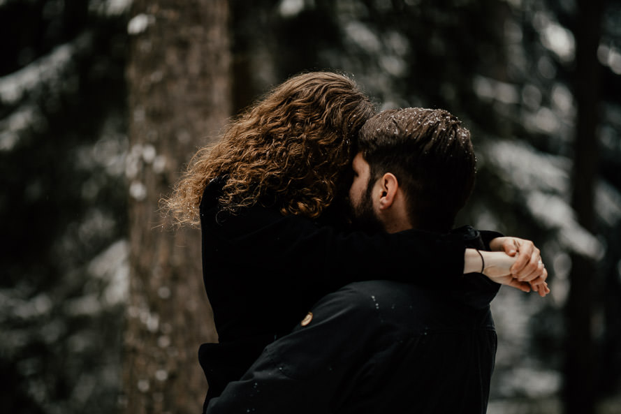 016 lovestory-im-winter paarshooting-im-schnee