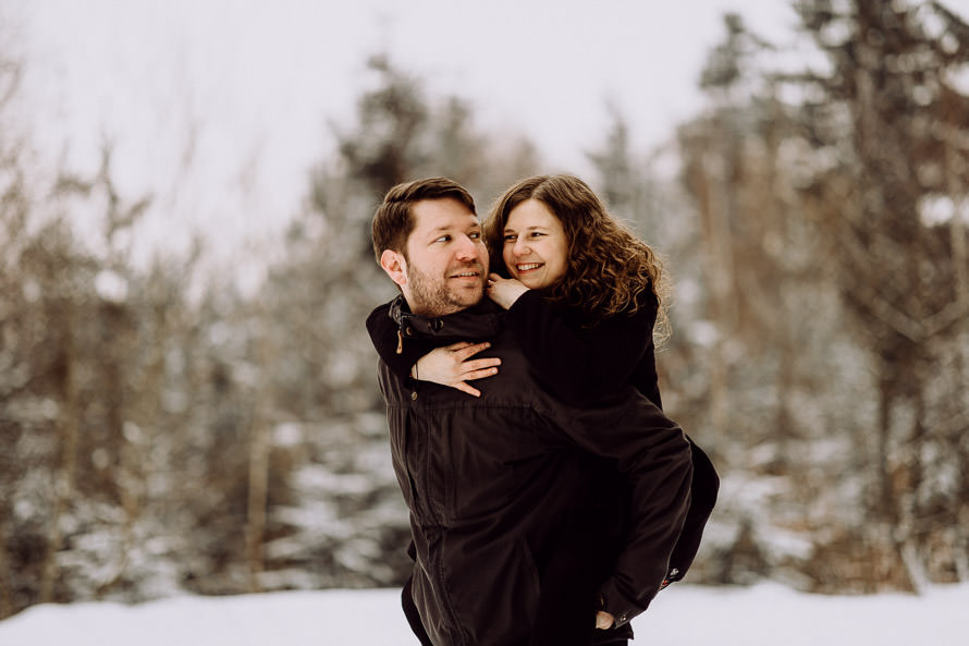 020 lovestory-im-winter paarshooting-im-schnee