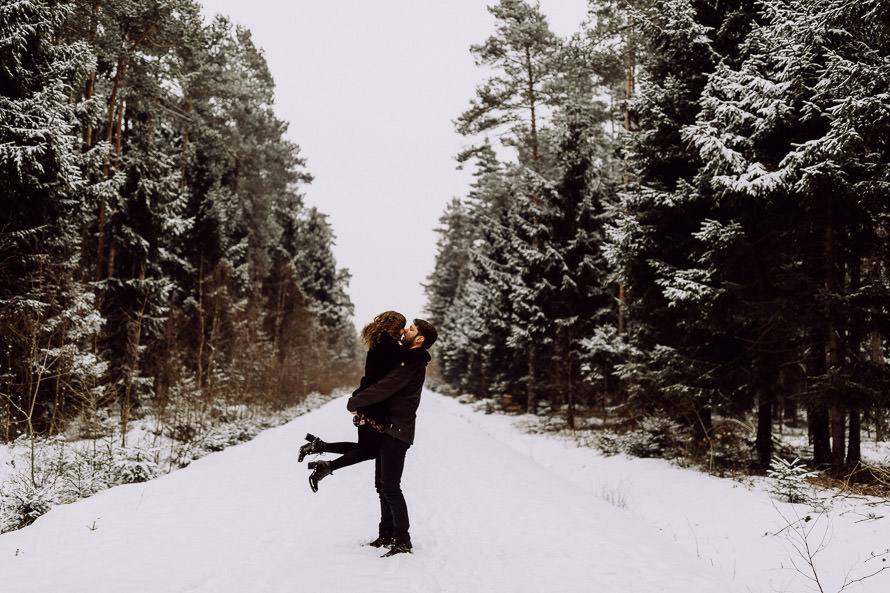 021 lovestory-im-winter paarshooting-im-schnee