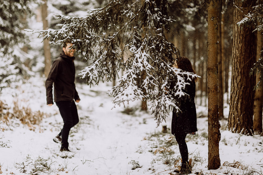 024 lovestory-im-winter paarshooting-im-schnee