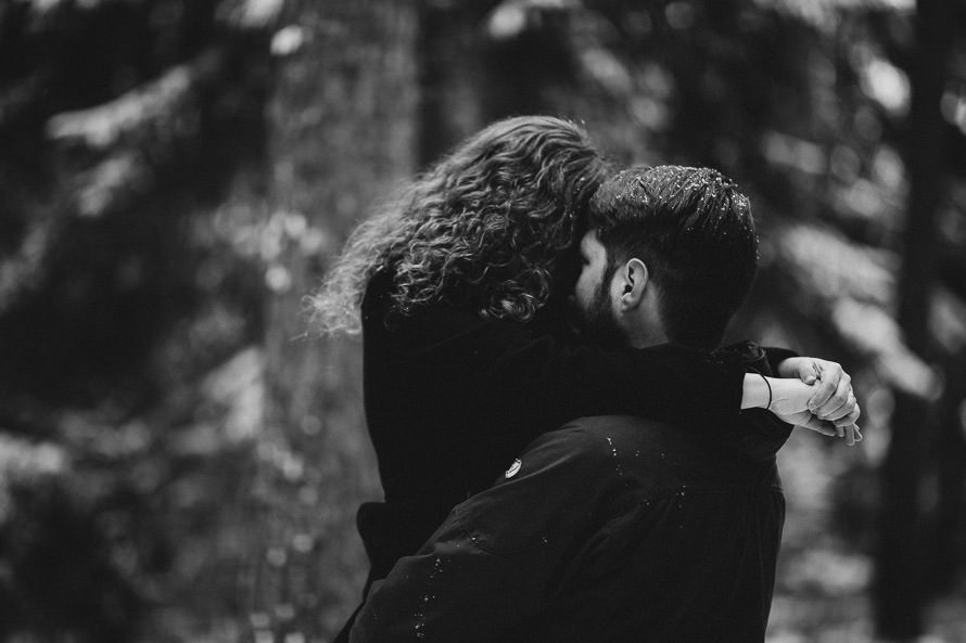 025 lovestory-im-winter paarshooting-im-schnee