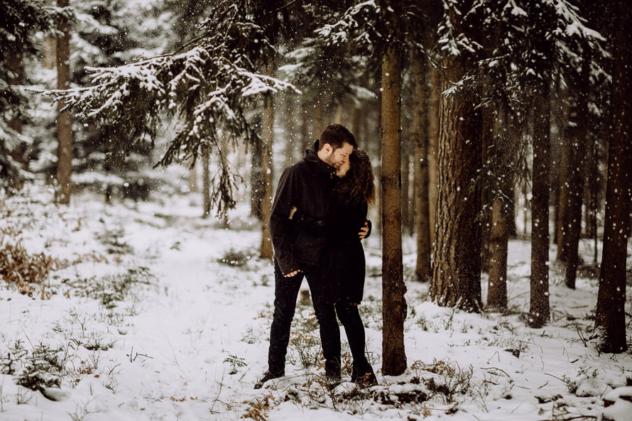 026 lovestory-im-winter paarshooting-im-schnee