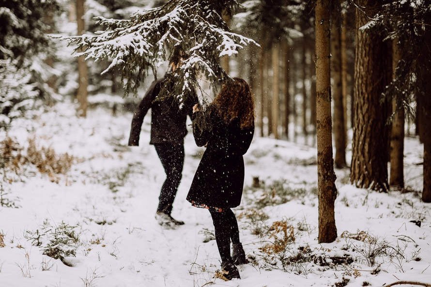 027 lovestory-im-winter paarshooting-im-schnee