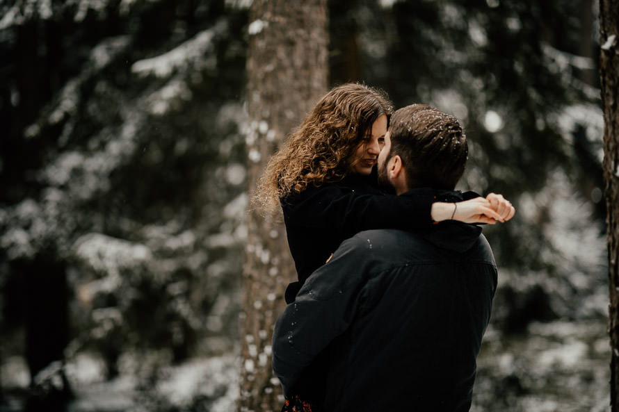 028 lovestory-im-winter paarshooting-im-schnee