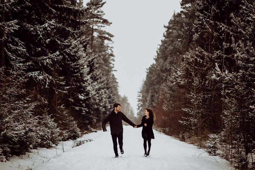 029 lovestory-im-winter paarshooting-im-schnee