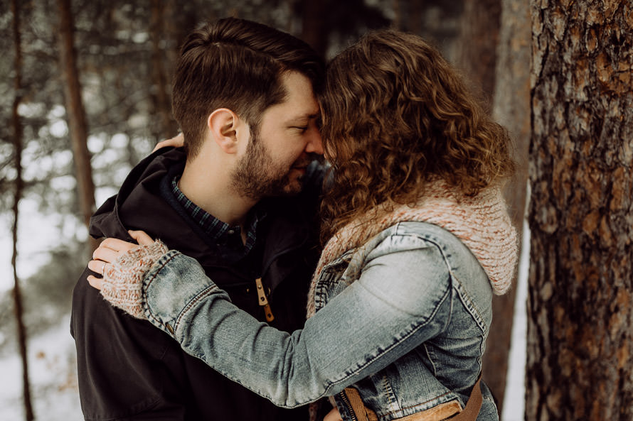 030 lovestory-im-winter paarshooting-im-schnee