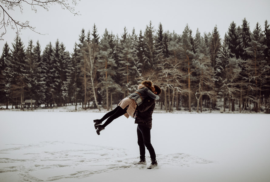 031 lovestory-im-winter paarshooting-im-schnee