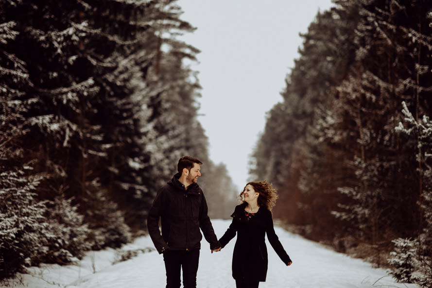 032 lovestory-im-winter paarshooting-im-schnee
