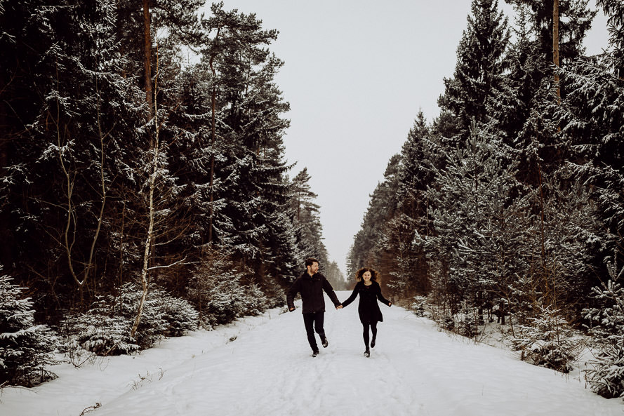 033 lovestory-im-winter paarshooting-im-schnee