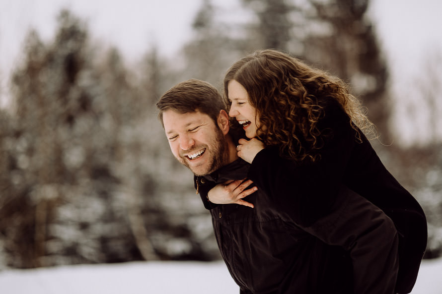 034 lovestory-im-winter paarshooting-im-schnee