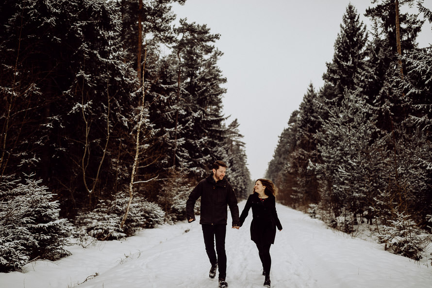 035 lovestory-im-winter paarshooting-im-schnee