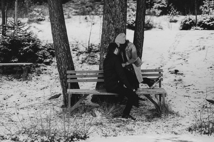 036 lovestory-im-winter paarshooting-im-schnee