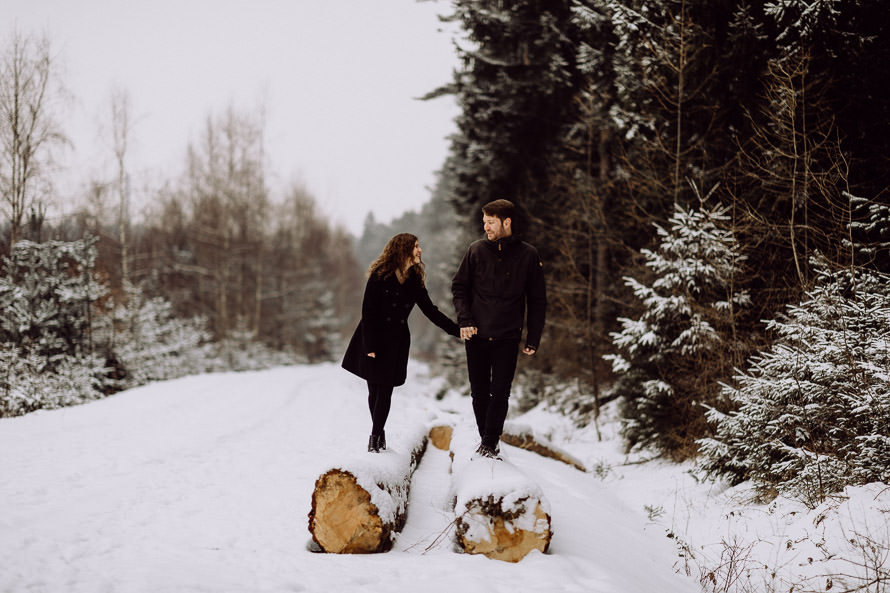 037 lovestory-im-winter paarshooting-im-schnee
