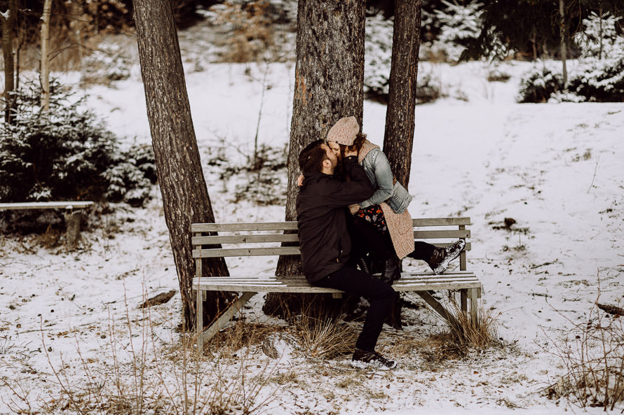 038 lovestory-im-winter paarshooting-im-schnee