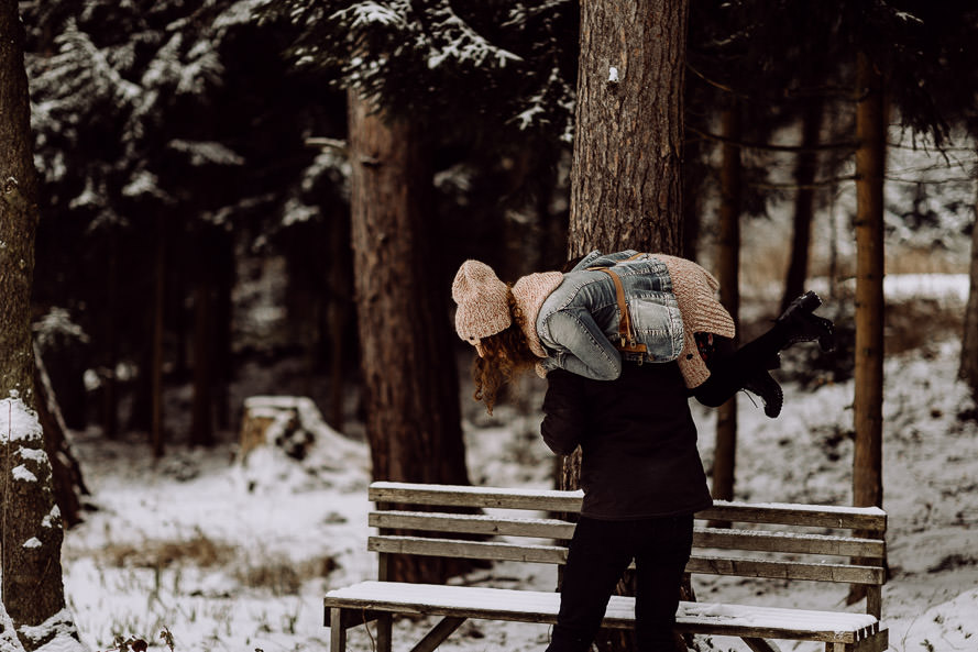 039 lovestory-im-winter paarshooting-im-schnee