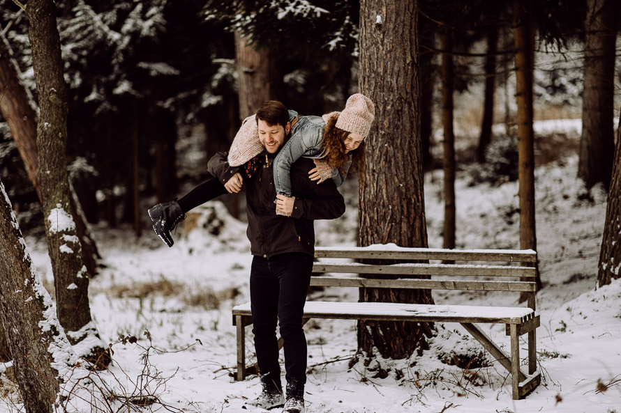 041 lovestory-im-winter paarshooting-im-schnee