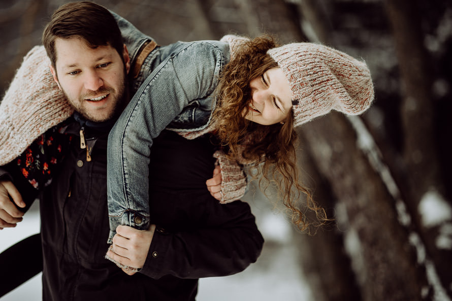 042 lovestory-im-winter paarshooting-im-schnee