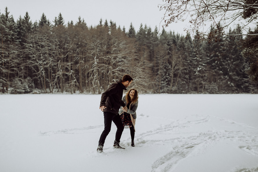 043 lovestory-im-winter paarshooting-im-schnee