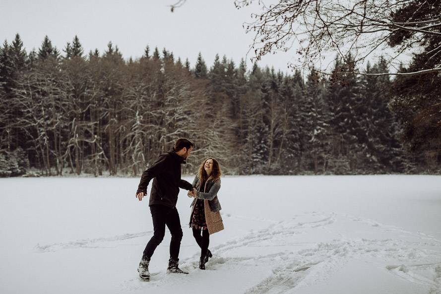 045 lovestory-im-winter paarshooting-im-schnee