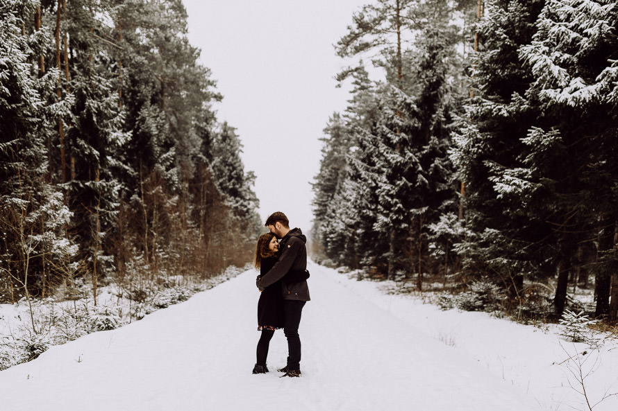 046 lovestory-im-winter paarshooting-im-schnee