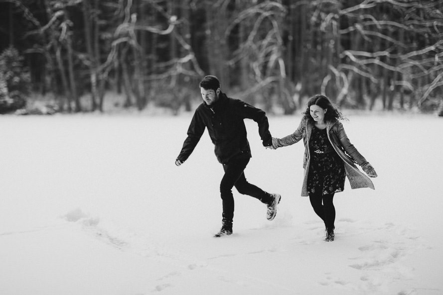047 lovestory-im-winter paarshooting-im-schnee