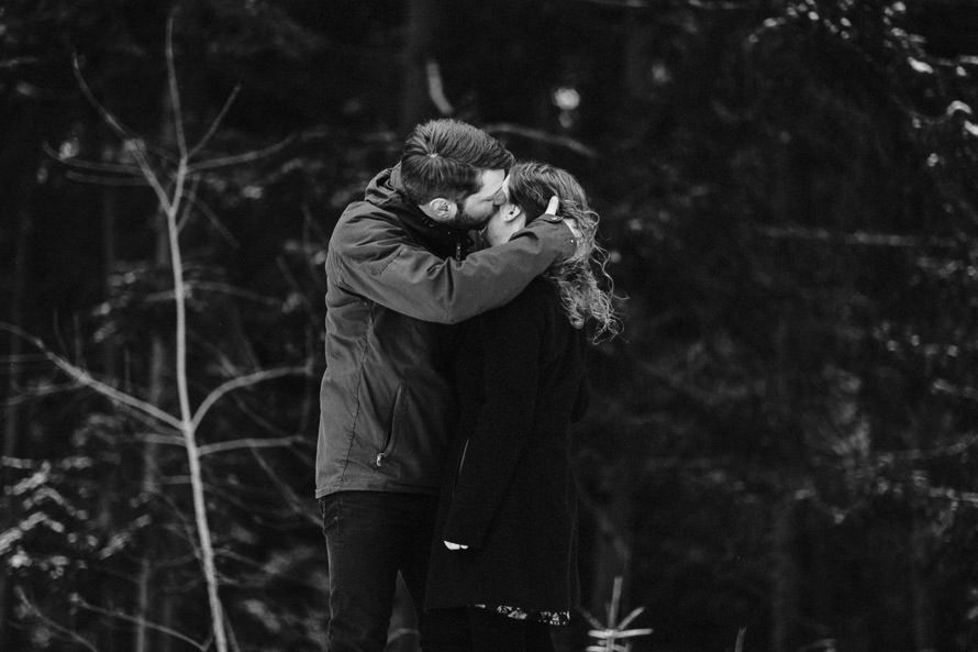 048 lovestory-im-winter paarshooting-im-schnee