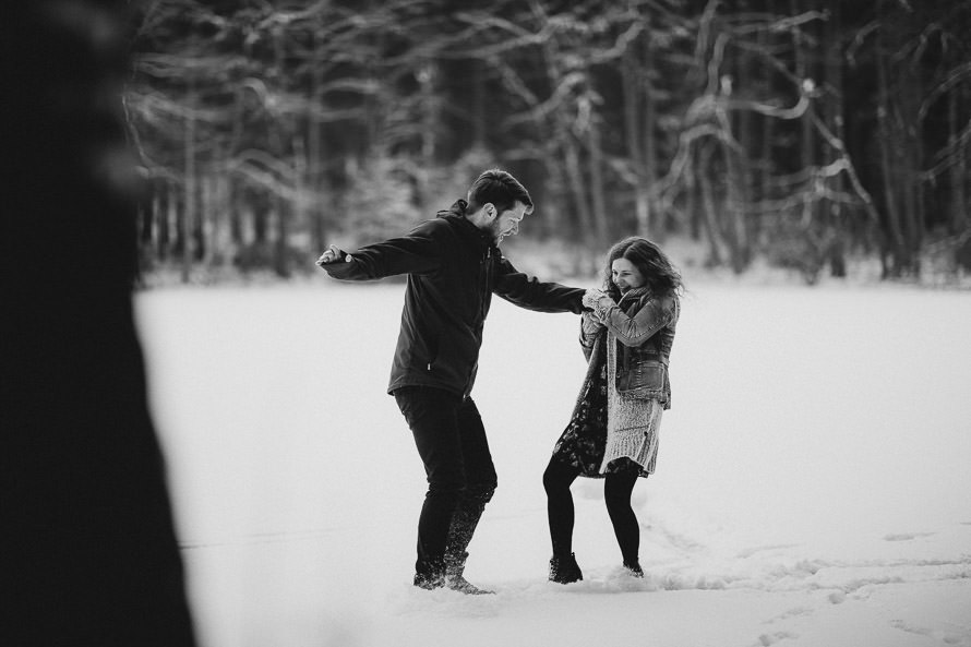 050 lovestory-im-winter paarshooting-im-schnee