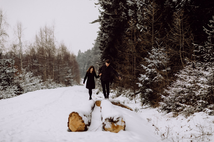 051 lovestory-im-winter paarshooting-im-schnee
