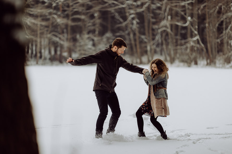 053 lovestory-im-winter paarshooting-im-schnee
