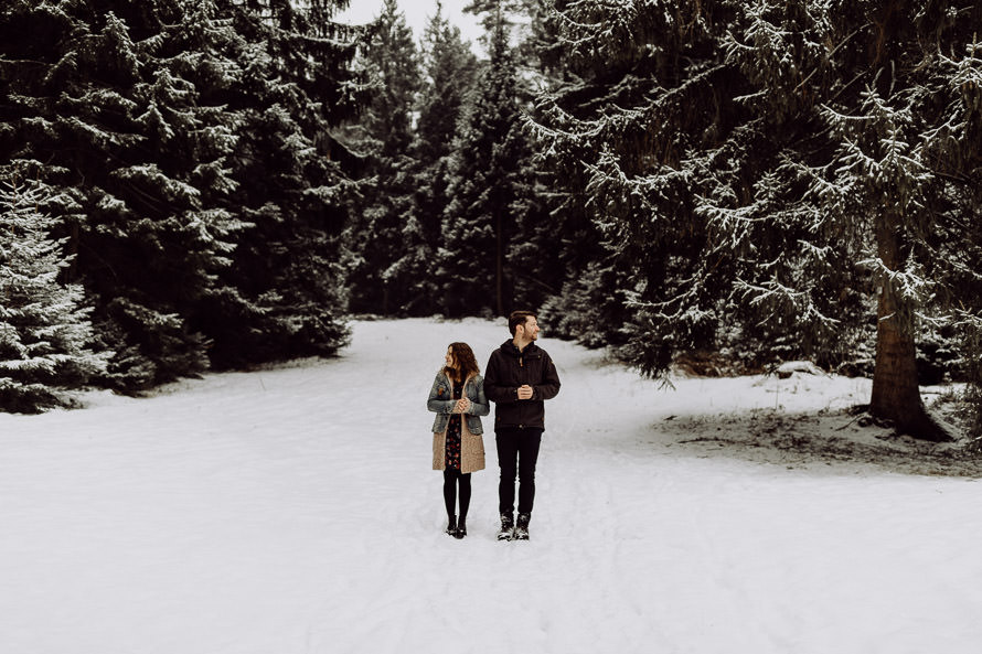 054 lovestory-im-winter paarshooting-im-schnee