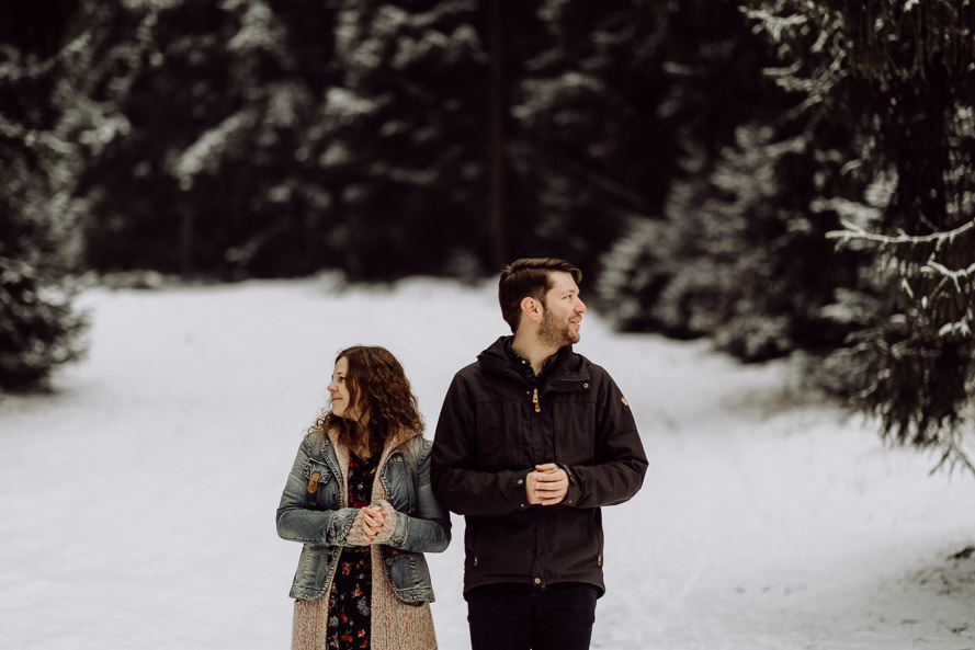 055 lovestory-im-winter paarshooting-im-schnee