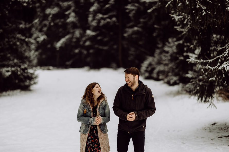 056 lovestory-im-winter paarshooting-im-schnee