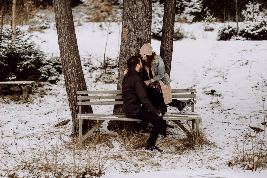 058 lovestory-im-winter paarshooting-im-schnee