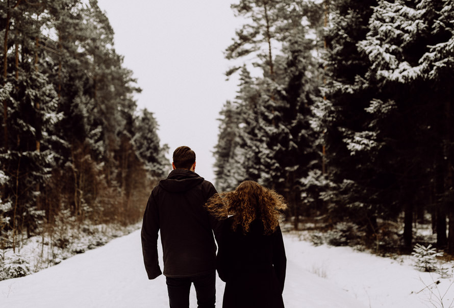 059 lovestory-im-winter paarshooting-im-schnee