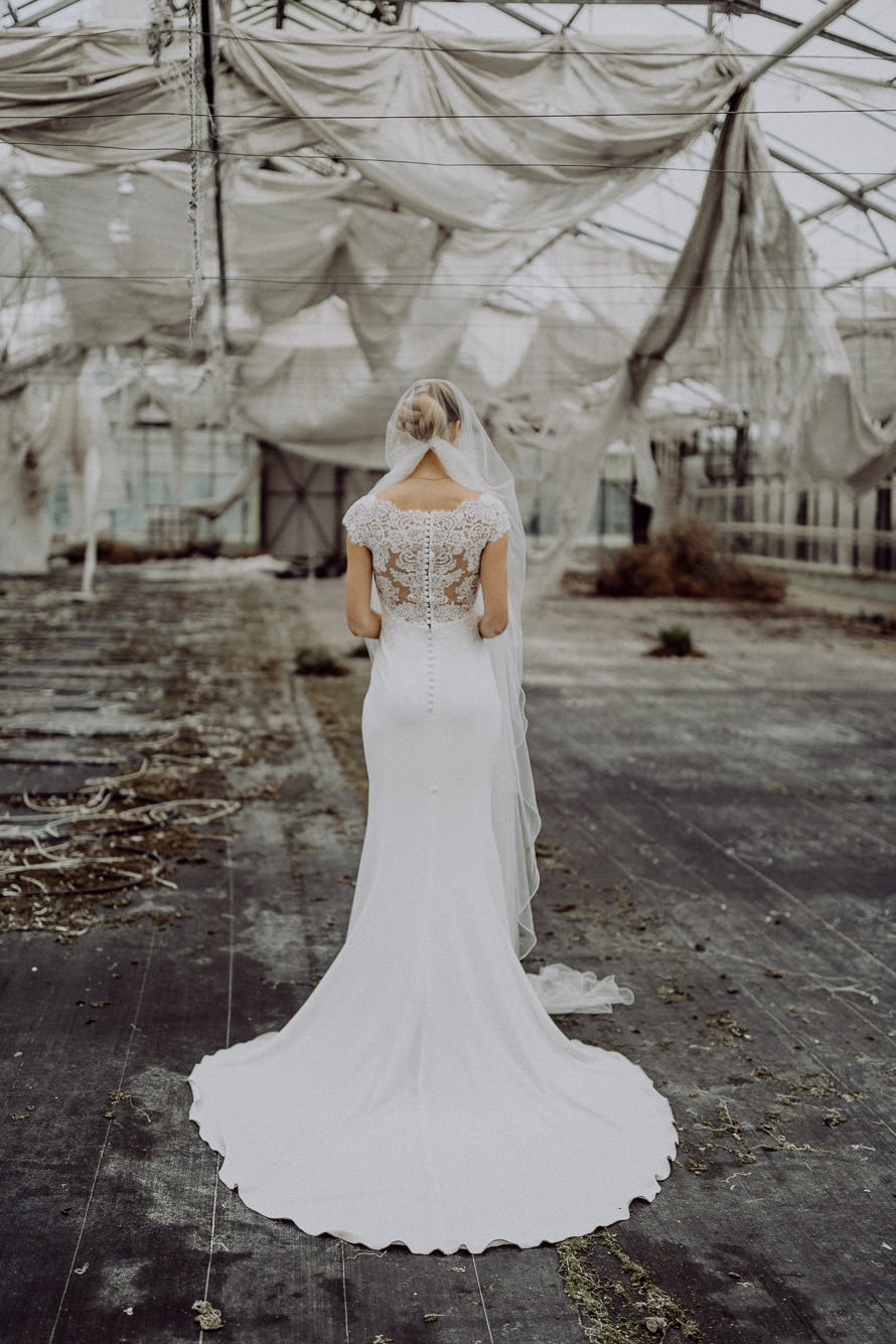 hochzeitsfotograf-thueringen-brautkleid-lostplace